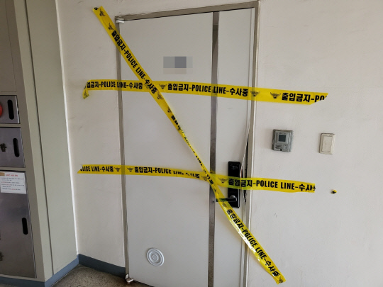 서울의 한 아파트 지하 저수조에서 70대 남성이 숨진 채 발견돼 경찰이 수사에 나섰다.  사진은 폴리스라인이 쳐진 서울 중랑구 아파트 사건 현장.  연합뉴스